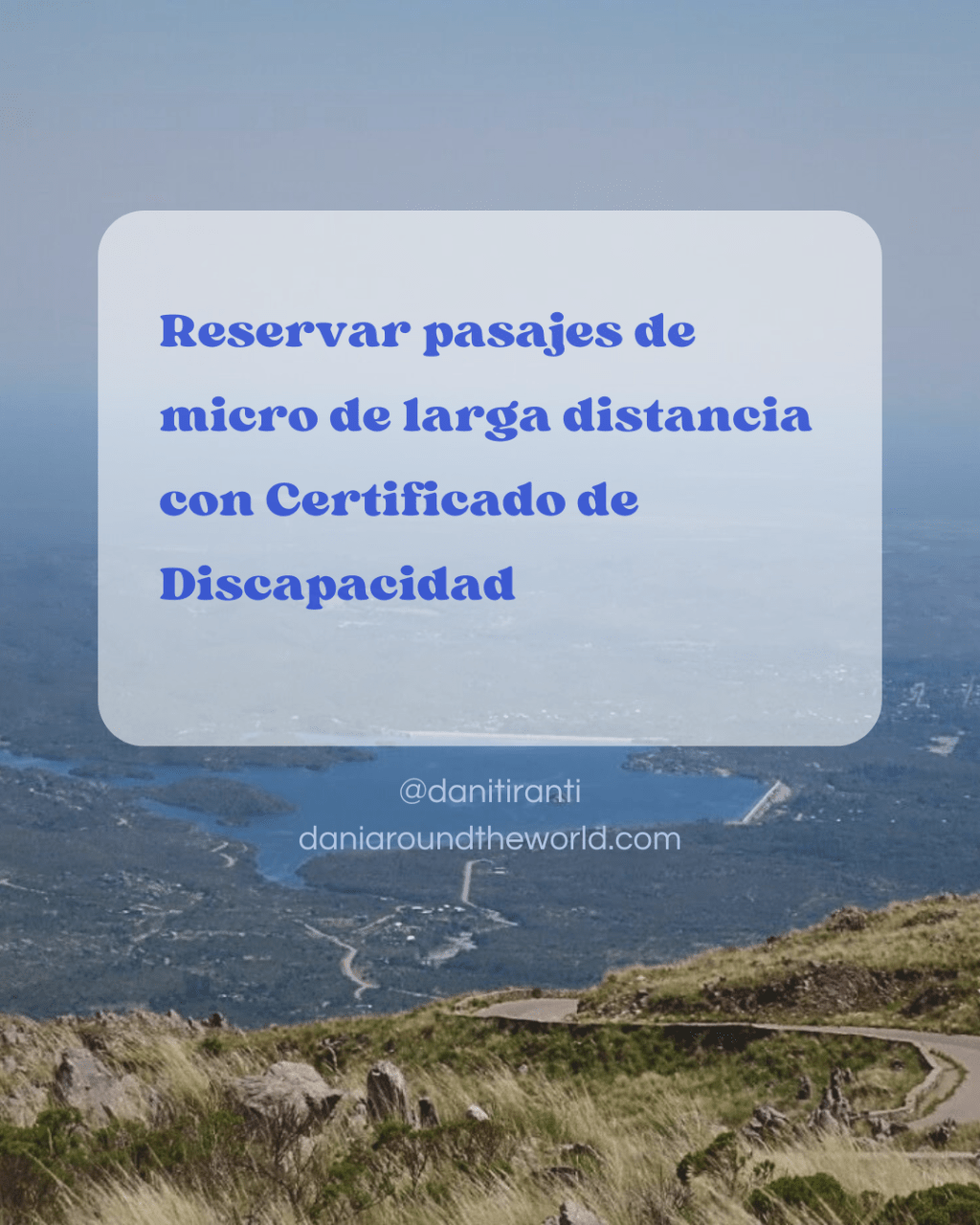 Imagen con la leyenda "Reservar pasajes de micro de larga distancia con Certificado de Discapacidad". De fondo se ve un paisaje montañoso con un lago desde lo alto, que queda en San Luis.